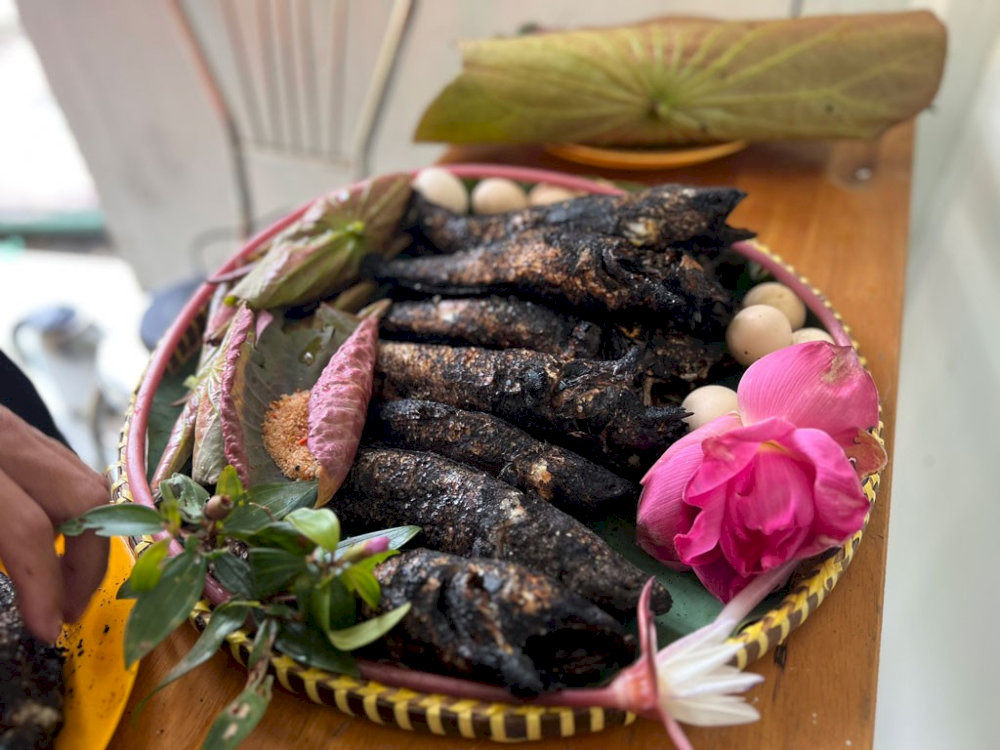 Cá lóc nướng trui cuốn lá sen 